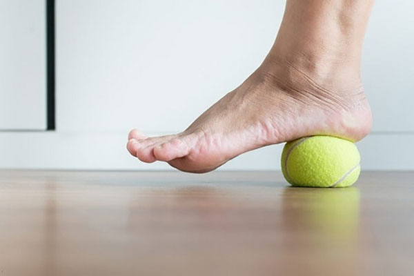 Bài tập lăn bóng điều trị bàn chân bẹt