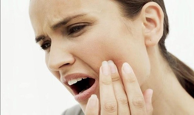 Đau nhức vùng thái dương hàm là dấu hiệu điển hình của bệnh