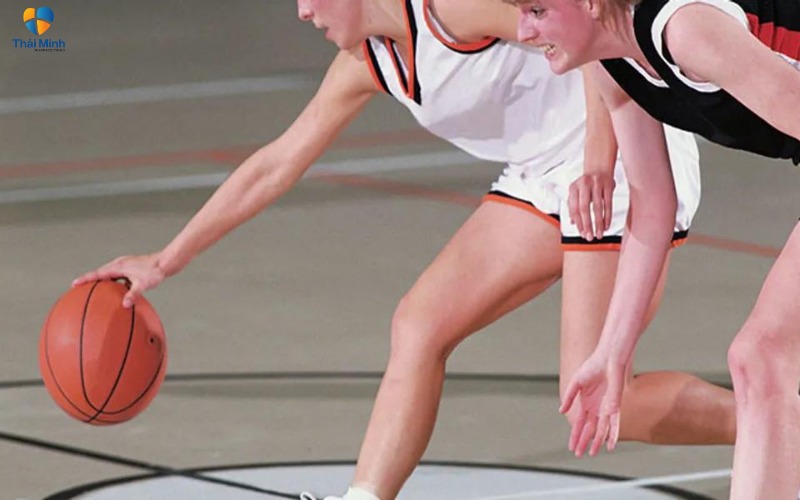  Va chạm mạnh trong khi chơi bóng rổ có thể dẫn tới mỏi khớp gối
