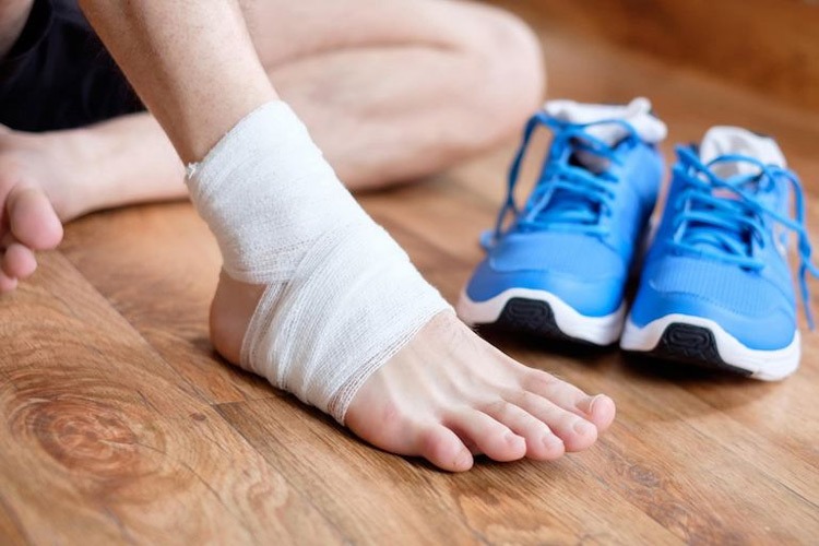  Đeo giày không phù hợp cũng là nguyên nhân gây ra tình trạng trẹo cổ chân