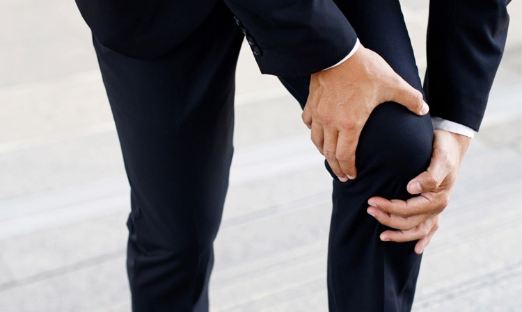 Đi bộ, nâng chân bị đau có thể là triệu chứng của bệnh thoát vị đĩa đệm mông