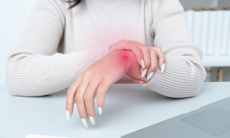 Viêm khớp có thể khiến cổ tay bị đau nhưng không sưng