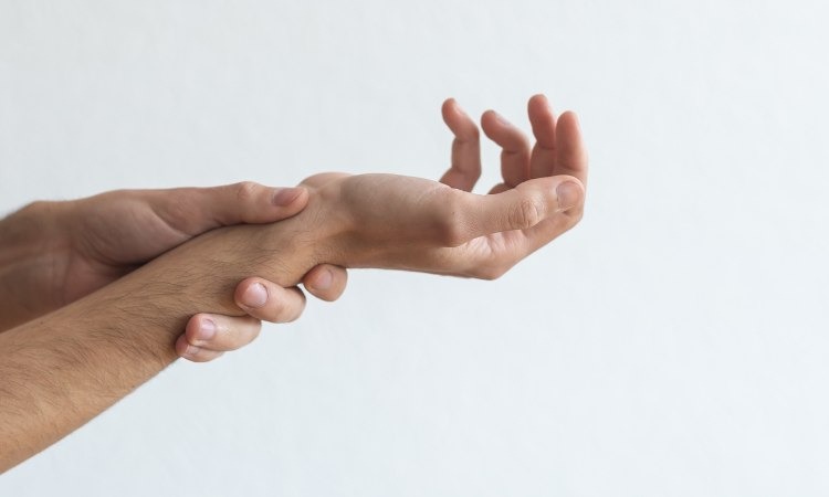  Bệnh De Quervain là nguyên nhân ít phổ biến gây đau ở mu bàn tay