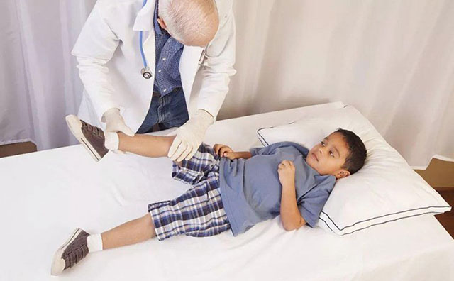Có nhiều triệu chứng khác nhau của bệnh viêm khớp háng ở trẻ