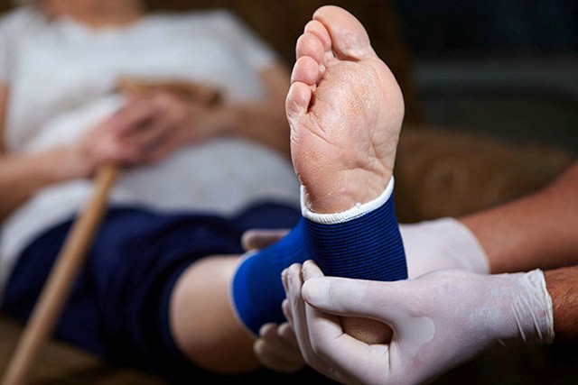 Viêm khớp bàn chân là gì? Tìm hiểu nguyên nhân, triệu chứng và cách chữa