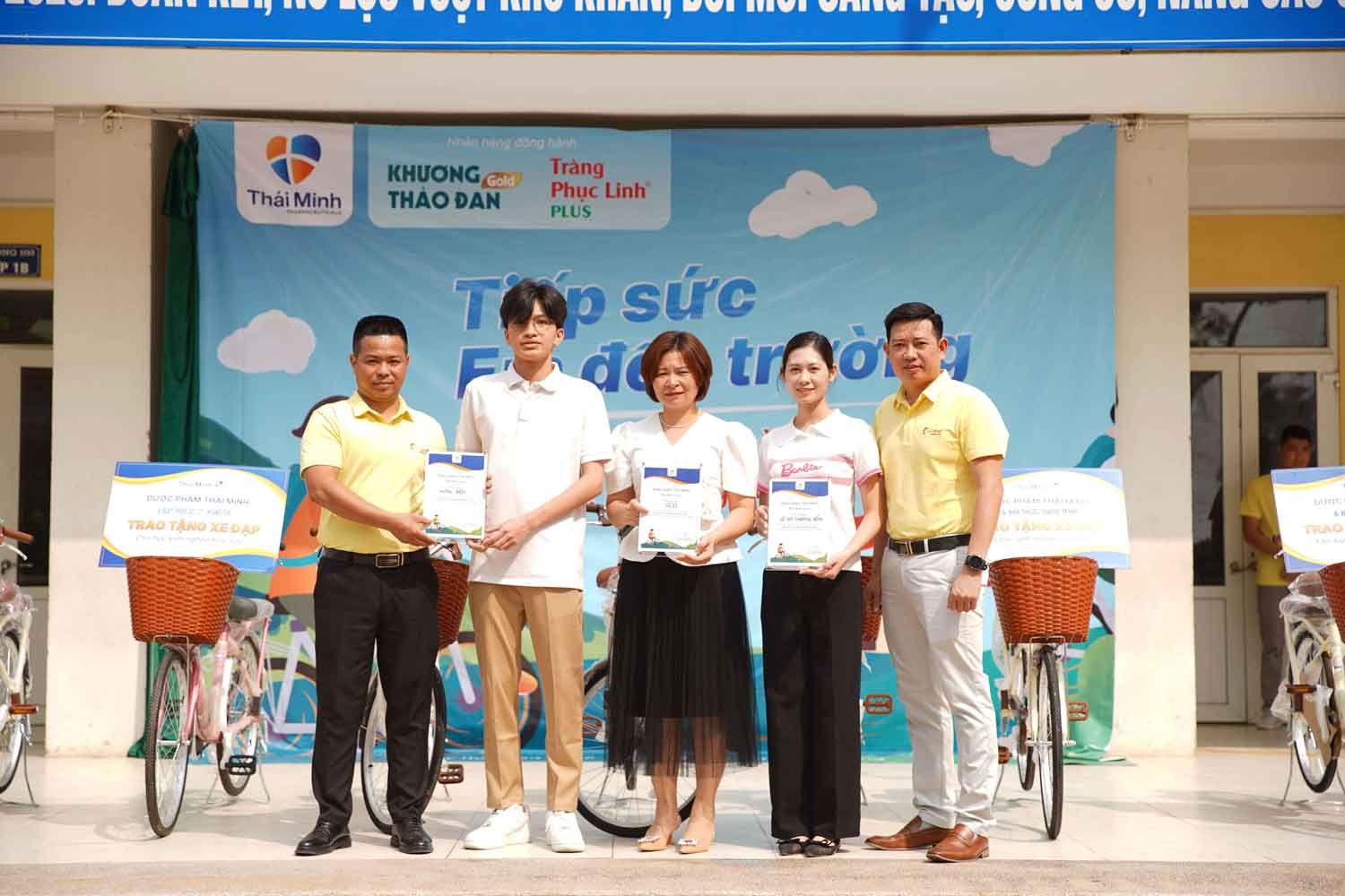 Khương Thảo Đan Gold đồng hành chiến dịch “Tiếp sức em tới trường” tại Bắc Giang